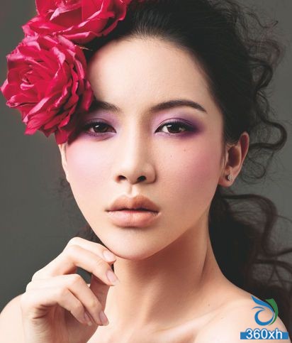 Flowery woman's dream makeup