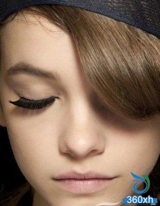 I can draw eyeliner. Single eyelid girl can also have double deep eyes.