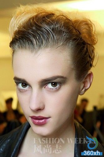 Fresh and clear, short hair makeup attitude
