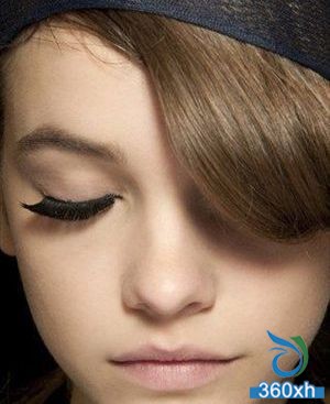 Eyeliner shinning eyes