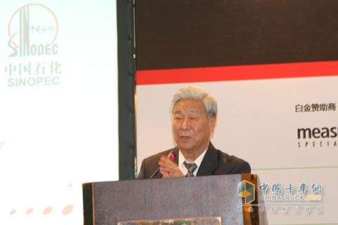 Prof. Qiao Yingbin gives a speech on â€œSinopec Produces High Quality AdBlue at Economic Costâ€