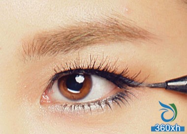 Eyeliner stretches at the end of the eye