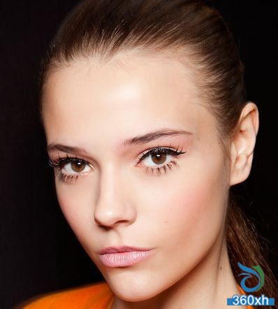 Using fake eyelashes and eye makeup is more "electric"