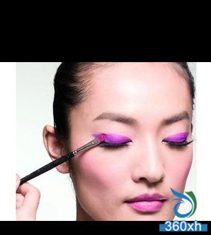 Easy to draw fluorescent purple eyeliner in 3 steps