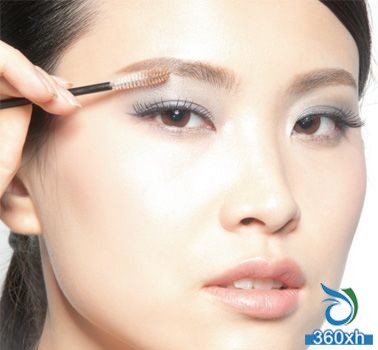 Eyelash brush