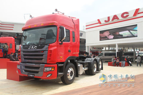 JAC (HFC4251P1K7E33ZTF model) tractors debuted at Beijing Auto Show