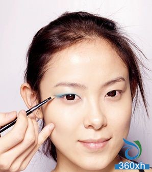 Light color eyeshadow cast magic Easy 3 steps to solve the troubles of a single eyelid girl