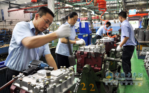 The employees of the Chaifang assembly plant are investing in the labor competition with full work enthusiasm