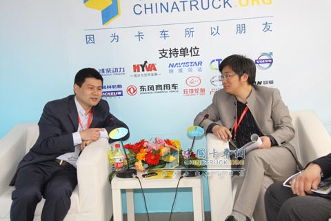 Li Fei, General Manager of Tellomar Automotive Braking System (Shanghai) Co., Ltd., and Mr. Wu Yongqiang, Editor-in-Chief of China Truck Net