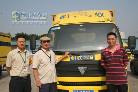 Li Tao (middle), founder of ant logistics, and Yu Jiang (left), Director of Vehicle Management Safety, and Pang Yong (right), General Manager of Chengdu Hetian Automobile and Trade