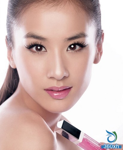 "Bare makeup queen" Huang Shengyi clear natural skin color