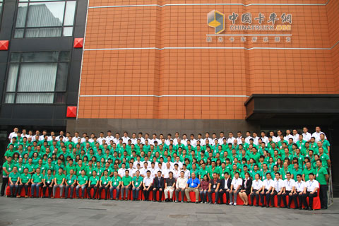 Participated in the photo of the leaders and distributors of Long Yu Petrochemical special oil listing conference