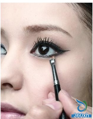 Single eyelid girl relies on makeup steps to become beautiful