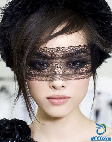 Chanel's autumn eye makeup double molding charm