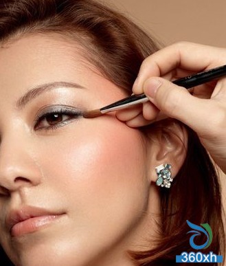 Simple 8-step magic light makeup fashion makeup