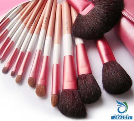 Makeup artist teaches you how to maintain a makeup brush