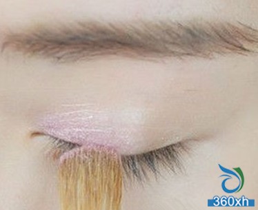 Use eye shadow color matching to draw fresh and light makeup