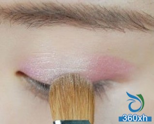 Use eye shadow color matching to draw fresh and light makeup