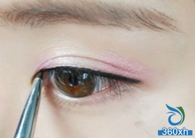 Use eye shadow color matching to draw fresh and light makeup