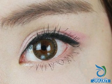 Use eye shadow color matching to draw fresh and light makeup