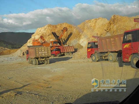 Dump truck equipped with Haiwo cylinder works in mine