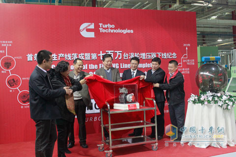 Chen Hua (third from right), General Manager of Wuxi Cummins Turbocharged Technology Co., Ltd., Liu Canrong, Deputy General Manager, and leaders of Wuxi City and Hi-tech Zone opened the seventh million turbocharger