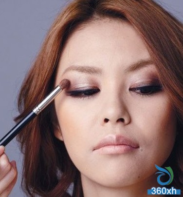 Micro-smoked eye makeup 4 steps to create a European mixed blood