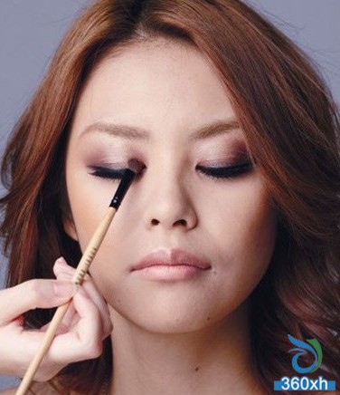 Micro-smoked eye makeup 4 steps to create a European mixed blood