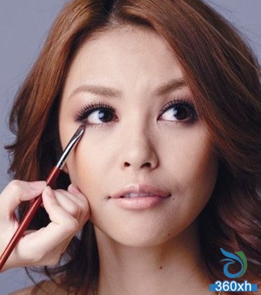 Micro-smoked eye makeup 4 steps to create a European mixed blood