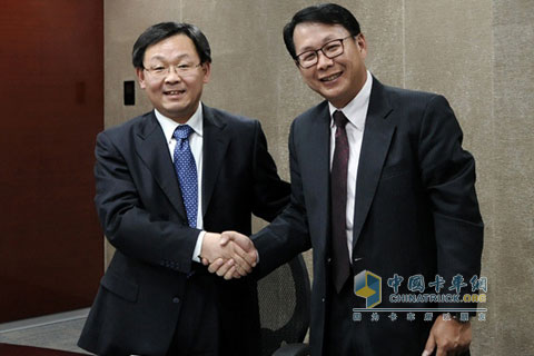 Weichai Power CEO Sun Shaojun (left) and Ricardo Asia Pacific President Deng Siming