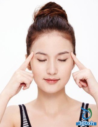 Repel the eye relaxation, brighten and tighten the massage technique