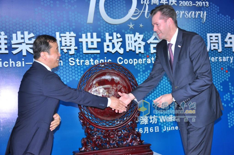 Mr. Zhang Quan, CEO of Weichai Power Co., Ltd. (left) and Mr. Markus Heyn (right), President of Bosch Automotive Diesel Systems Division exchange gifts at the ceremony