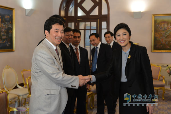 Thai Prime Minister Yingluck (right) communicates with Yuping