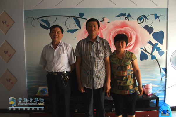 Happy family smile (middle Qiu Qiuhua master, on the right side of the left side of the wife is the older brother)