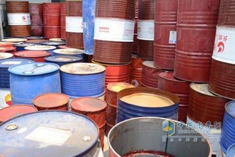 Police seized more than 20 tons of counterfeit oil in counterfeit workshops