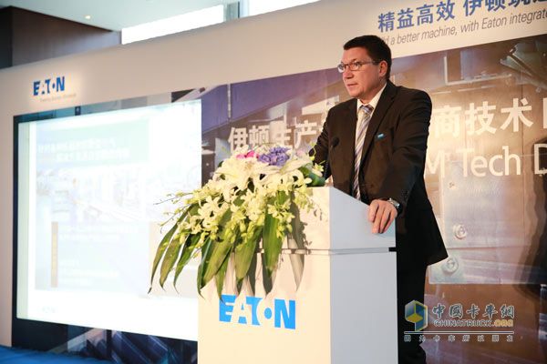 Burton, CEO of Eaton Manufacturing OEM Global Market speaks at the Opening Ceremony of Shanghai Manufacturing Equipment Manufacturers Technology Day