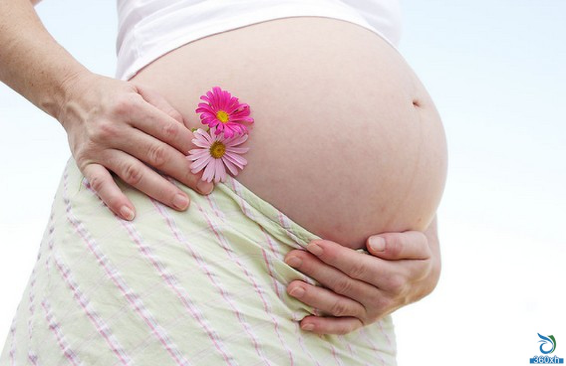 Expectant mothers should use less lip balm