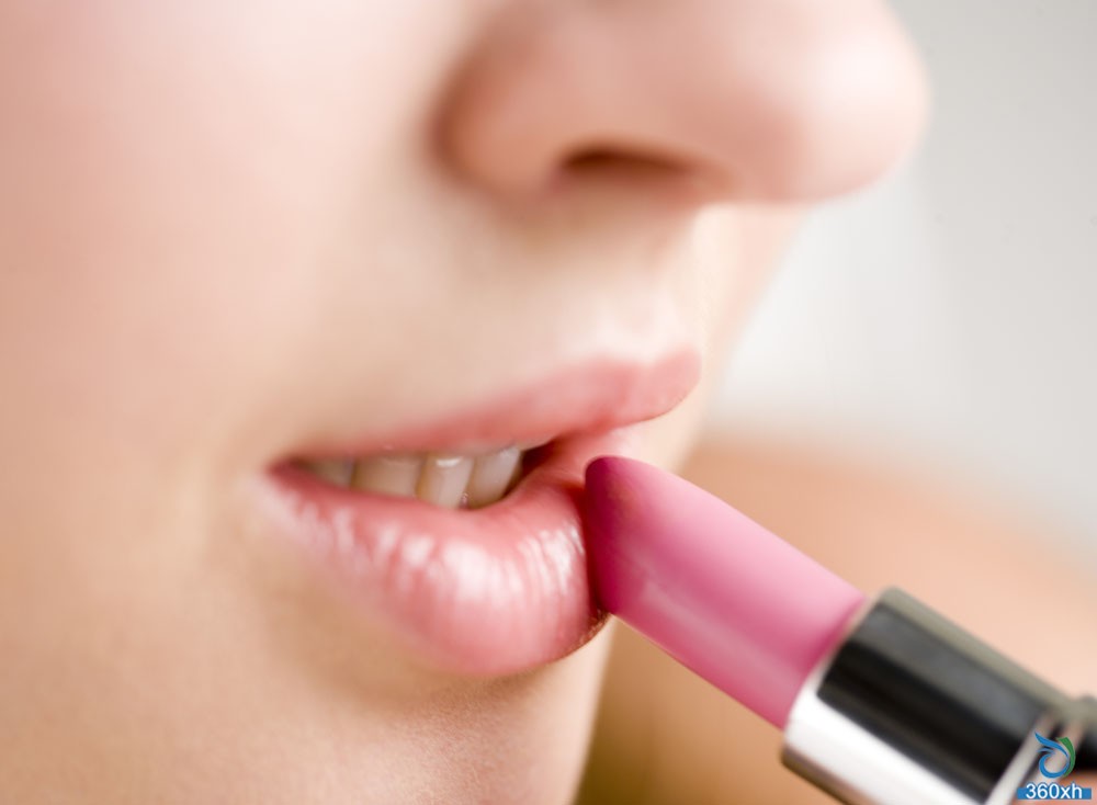 Three makeup remove traps make your lips dark and dull