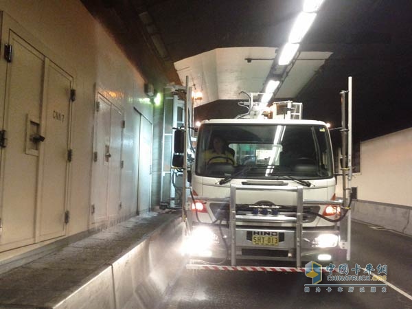 With the aid of Hino trucks equipped with Allison products, the operating company of the Sydney Harbour Tunnel regularly cleans the harbor tunnel, one of the busiest roads in Sydney.