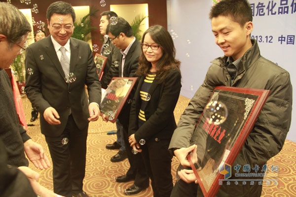 Chemical Logistics Co., Ltd. Qi Xuebin (second from left) awards medals to Dongfeng Cummins