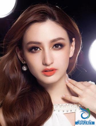 Christmas Carnival, local gold creates a charming look for you.