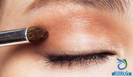 Christmas Carnival, local gold creates a charming look for you.