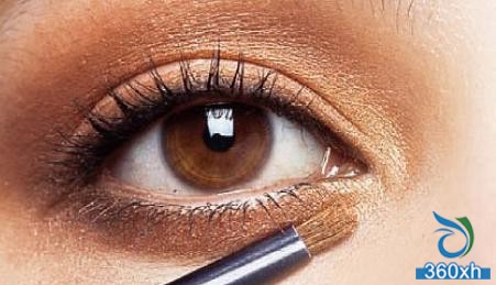 Christmas Carnival, local gold creates a charming look for you.