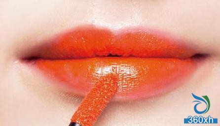Christmas Carnival, local gold creates a charming look for you.