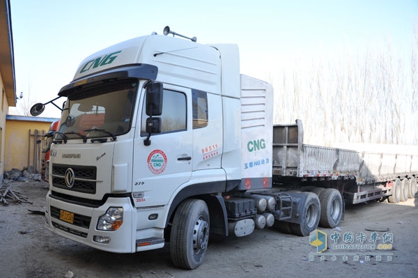 Dongfeng Tianlong CNG Yuchai Powered Heavy Truck Used by Xinjiang Logistics Company