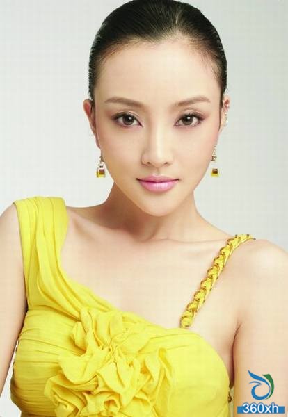 Li Xiaoying upgrades her mother, pink, good looks, and looks back.