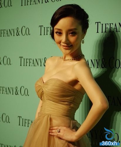 Li Xiaoying upgrades her mother, pink, good looks, and looks back.