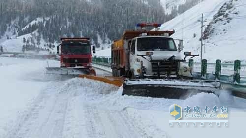 Heavy truck snow removal truck