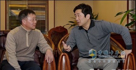 Luan Ping (Right) Discusses with Cheng Daoran