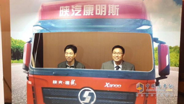 Shao Guoqiang, chief engineer of Shaanxi Heavy Duty Truck Sales Co., Ltd. and vice president of Automotive Engineering Research Institute (left) and Huang Haitao (right), general manager of Xi'an Cummins Engine Co., Ltd. (right) driving Shaanxi Automobile Cummins